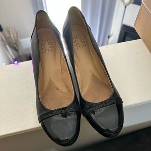 NEW naturalizer wedges